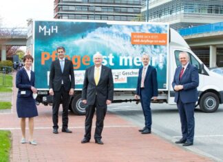„Wir leben die Medizin von morgen“ Martina Saurin, Andreas Fischer, Professor Dr. Michael Manns, Professor Dr. Frank Lammert und Minister Björn Thümler vor einem Plakat der MHH-Pflegekampagne.