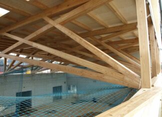 Fachwerkträger prägen verschiedene Decken im Gymnasium-Neubau