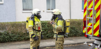 Feuerwehrmänner mit Atemschutz