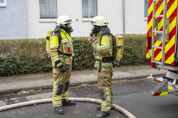 Feuerwehrmänner mit Atemschutz