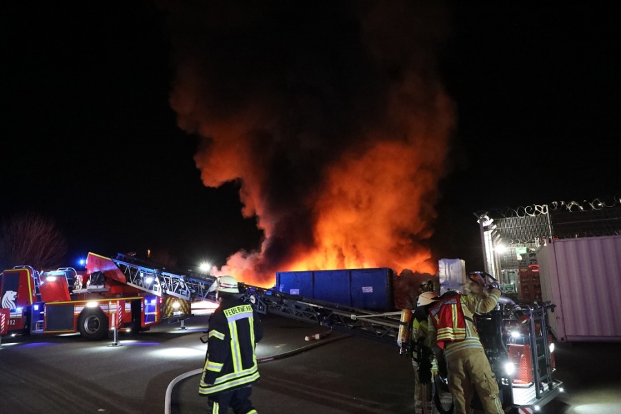 Baustoffabfälle brennen in Langenhagen