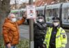 Bringen die ersten Hinweise an: (vo.li.), Ordnungsamtsleiter Boris Ehrhardt, Kontaktbeamter Dirk Schell und Verkehrssicherheitsberaterin Stefanie Eckler.