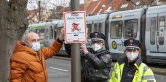Bringen die ersten Hinweise an: (vo.li.), Ordnungsamtsleiter Boris Ehrhardt, Kontaktbeamter Dirk Schell und Verkehrssicherheitsberaterin Stefanie Eckler.