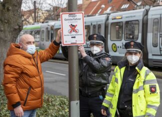 Verkehrssicherheitsaktion: „Stopp! Geisterfahrer im Radverkehr“ Bringen die ersten Hinweise an: (vo.li.), Ordnungsamtsleiter Boris Ehrhardt, Kontaktbeamter Dirk Schell und Verkehrssicherheitsberaterin Stefanie Eckler.