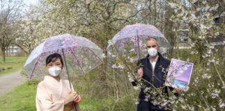 Oberbürgermeister Belit Onay mit Hiroyo Nakamoto.