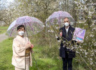 Oberbürgermeister Belit Onay ruft zur „Friedensarbeit“ auf Oberbürgermeister Belit Onay mit Hiroyo Nakamoto.