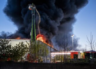 Großbrand in Entsorgungsbetrieb in Hannover-Misburg Löscharbeiten
