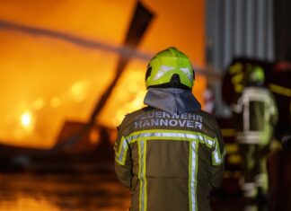 Großbrand in Entsorgungsbetrieb in Hannover Misburg – Update Feuerwehrmann