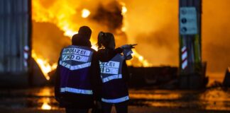 Kriminaldauerdient (KDD) nimmt die Ermittlungen zur Brandursache auf.
