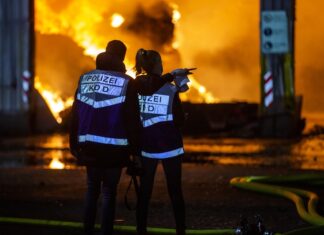 Drei Verletzte bei Brand eines Einfamilienhauses in Schloß Ricklingen Kriminaldauerdient (KDD) nimmt die Ermittlungen zur Brandursache auf.