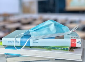 Kultusminister Grant Hendrik Tonne: „Präsenz sichern, Gesundheit schützen“ Schulbücher - OP-Maske