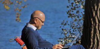 Senior mit Laptop