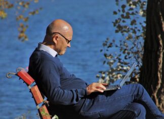 Angebote für Senior*innen Senior mit Laptop