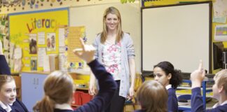 Lehrerin in Schule