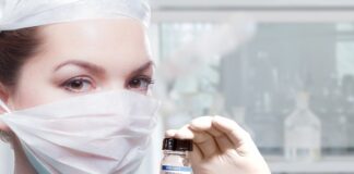 Krankenschwester mit Impfstoff