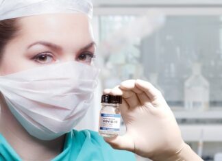 Rund 75.000 Impfungen am Samstag und Sonntag Krankenschwester mit Impfstoff