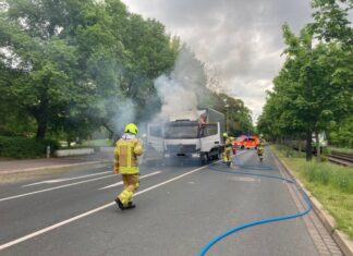 Feuerwehr löscht brennenden LKW auf der Nienburger Straße LKW brennt