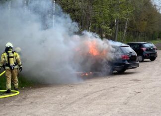 Pkw brennt in voller Ausdehnung Auto brennt