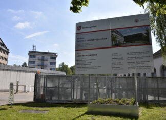 Neue Leitstelle und neues Servicegebäude für die Polizeidirektion Hannover Bauschild Polizeidirektion Hannover