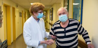 Ärztin mit Patient