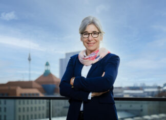 Apotheken stehen bereit für Corona-Impfungen und Impfnachweis-Ausstellung Gabriele Regina Overwiening Präsidentin der ABDA