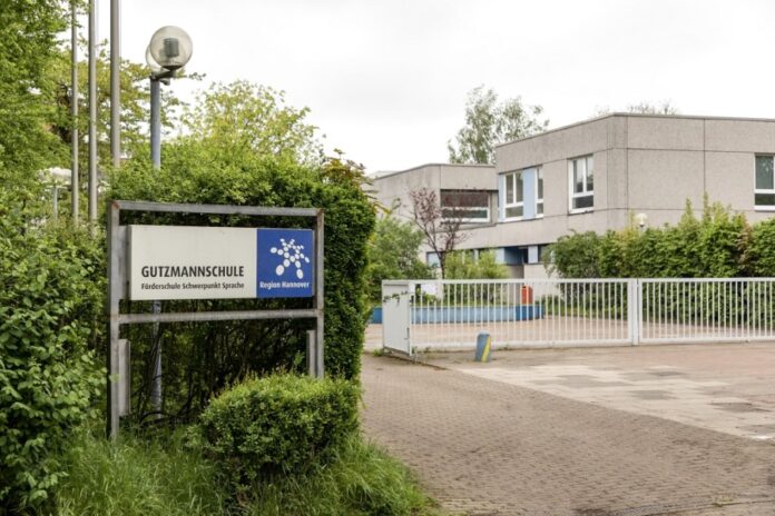 Schild Gutzmannschule