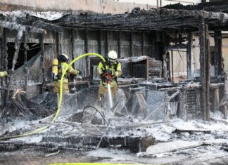Imbissanbau brennt auf Pferderennbahn Neue Bult Feuerwehreinsatz