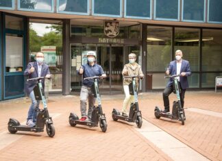 Es wird „TIER“-isch in Langenhagen René Glembotzky (CDO Stadt Langenhagen), Markus Ries (TIER Mobility GmbH), Christine Pfülb (Klimaschutzmanagerin Stadt Langenhagen) und Bürgermeister Mirko Heuer.