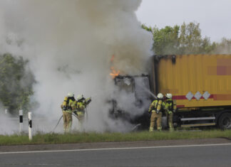 LKW brennt in Autobahnausfahrt Hannover-Flughafen LKW brennt