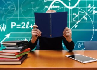 Information hoch 4 – Filmreihe „Infoveranstaltungen Sozialberatung“ Buchstudium