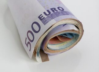 Vinnhorst: Ehrlicher Finder gibt Bargeld ab Geldbündel