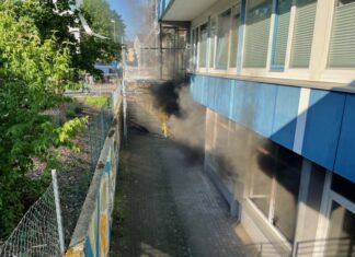 Rauchentwicklung im Schulkomplex Rathenaustraße Rauchentwicklung Feuerwehreinsatz