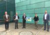 Prof. Dr. Richard Hanke-Rauschenbach von der Leibniz Universität Hannover (von links), Prof. Dr. Lars-Oliver Gusig von der Hochschule Hannover, Gernot Hagemann von hannoverimpuls, Projektleiterin Tanja Göbler von der Region Hannover sowie Ulf-Birger Franz, Dezernent für Wirtschaft, Verkehr und Bildung der Region Hannover