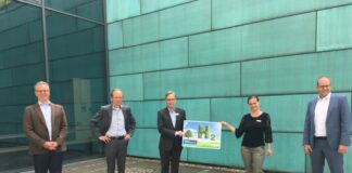 Prof. Dr. Richard Hanke-Rauschenbach von der Leibniz Universität Hannover (von links), Prof. Dr. Lars-Oliver Gusig von der Hochschule Hannover, Gernot Hagemann von hannoverimpuls, Projektleiterin Tanja Göbler von der Region Hannover sowie Ulf-Birger Franz, Dezernent für Wirtschaft, Verkehr und Bildung der Region Hannover