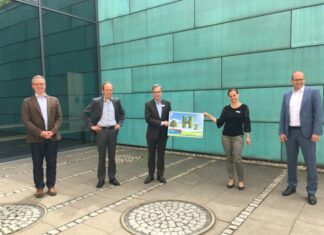 Region Hannover bringt Wasserstoffstrategie auf den Weg Prof. Dr. Richard Hanke-Rauschenbach von der Leibniz Universität Hannover (von links), Prof. Dr. Lars-Oliver Gusig von der Hochschule Hannover, Gernot Hagemann von hannoverimpuls, Projektleiterin Tanja Göbler von der Region Hannover sowie Ulf-Birger Franz, Dezernent für Wirtschaft, Verkehr und Bildung der Region Hannover