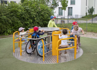 Erstes Rollstuhl-Karussell auf Langenhagener Spielplatz Rollstuhl-Karussell