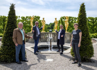 Fast wie neu: Gartentheater der Herrenhäuser Gärten eröffnet frisch saniert (vo.li.), Dr. Peter Königfeld, Ronald Clark, Konstanze Beckedorf, Hannah Luttermann.