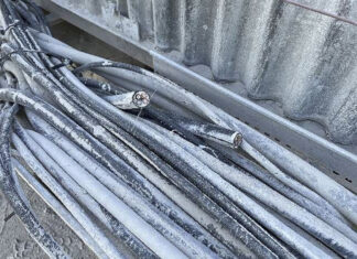 Zeugenaufruf: Unbekannte Täter mutmaßlich durch Stromstoß verletzt Starkstromkabel