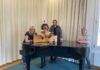 Klavier mit Personen