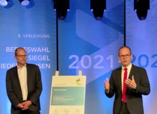 Kultusminister Grant Hendrik Tonne zeichnet 34 Schulen mit Gütesiegel aus Ulf-Birger Franz, Bildungsdezernent der Region Hannover, und Grand Hendrik Tonne, Niedersächsischer Kultusminister