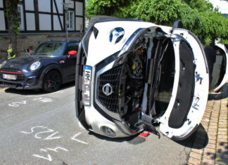 Fahrzeug kippt nach Kollision auf die Seite Verkehrsunfall