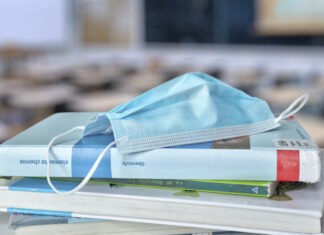 Das sind die Regelungen für den Schulbetrieb vor und nach Weihnachten Schulbücher - OP-Maske