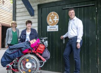 „Toilette für alle“ im Erlebnis-Zoo Hannover Sylvia Thiel, Anke Mill mit Tochter Madeline, Andreas Michael Casdorff