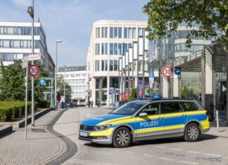 Tatverdächtiger zum versuchten Tötungsdelikt auf dem Opernplatz festgenommen Polizeiabsperrung