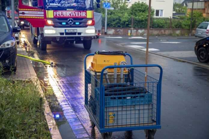Unwetterartige Regenfälle führten teils zu heftigen Überflutungen Feuerwehreinsatz; Unwetterartige Regenfälle führten teils zu heftigen Überflutungen