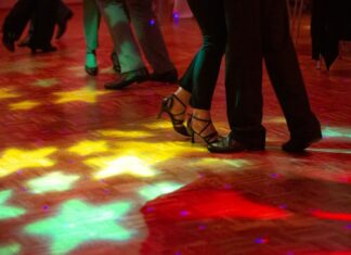 Aktiv durch das zweite Halbjahr 2021 Tanzen