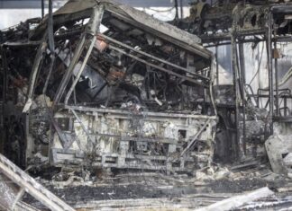 Großbrand im Busbetriebshof der ÜSTRA in Mittelfeld Bus ausgebrannt