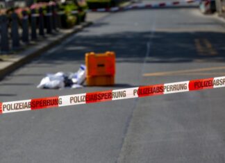 32-Jähriger in Neustadt am Rübenberge durch Messerstiche tödlich verletzt Polizei Spurenkoffer