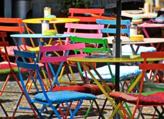 Aussicht auf weitere Lockerungen Tische und Stühle