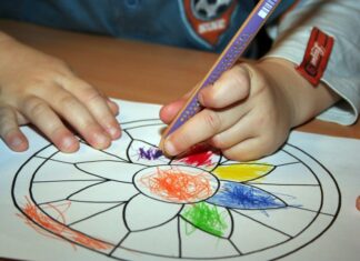 Landesregierung startet Mal- und Fotowettbewerb #MitEurenAugen Kind malt